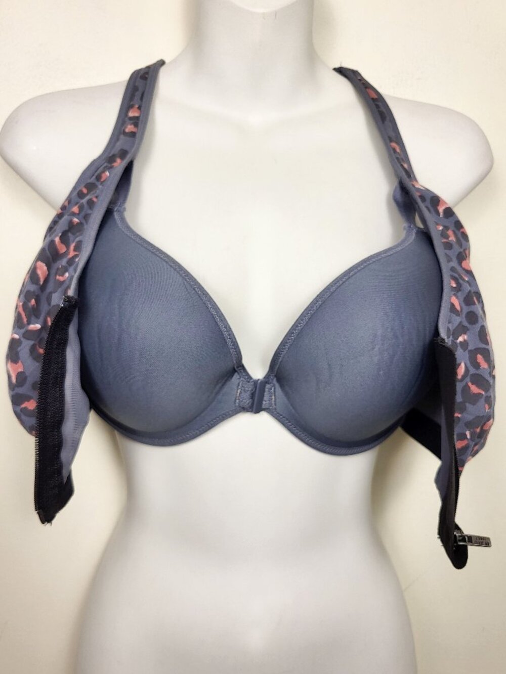 Victoria's Secret Sport "Knockout" Maximum Support Sports Bra. Size 34DD/E75